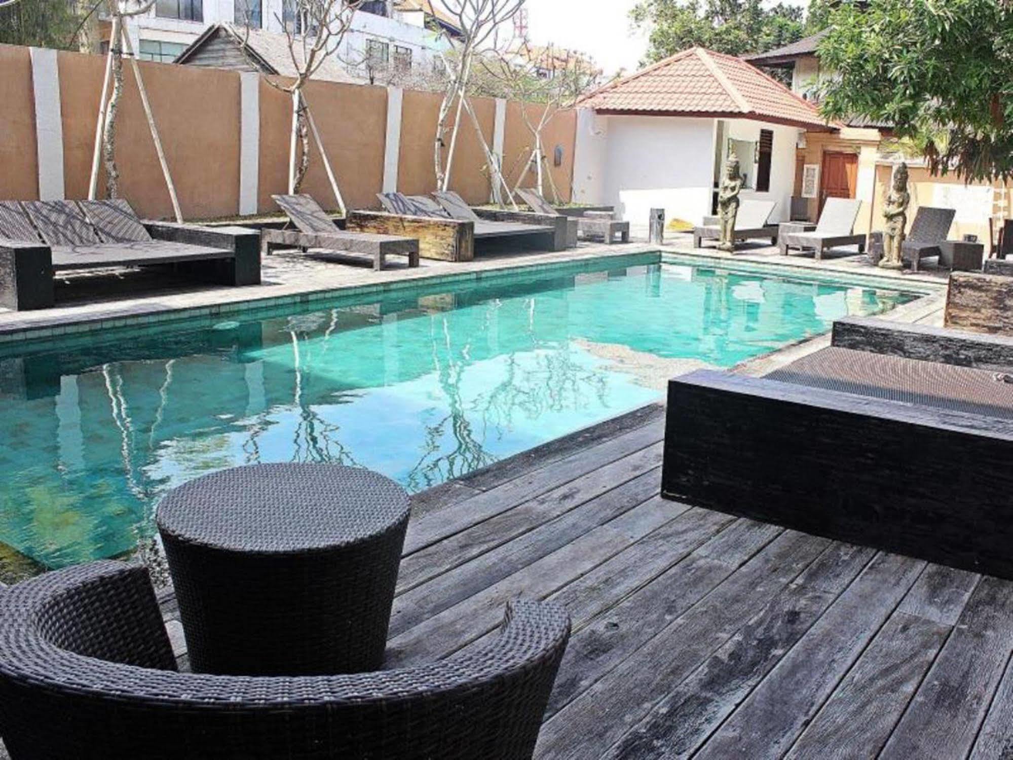 Mirah Hostel Legian Exterior foto
