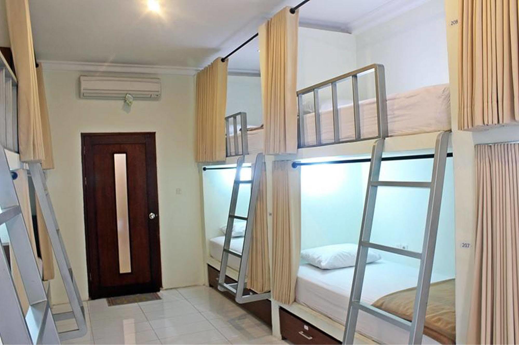 Mirah Hostel Legian Exterior foto